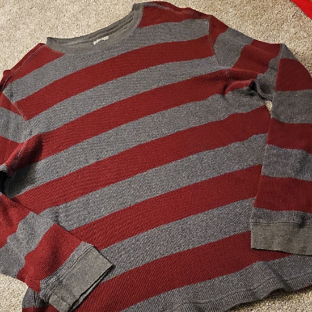 H5🔹️St. John's Bay Gray and Red Striped Crewneck Sweater